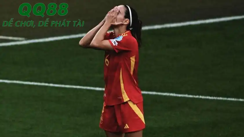 Aitana Bonmatí đang trải qua quãng thời gian khó khăn trong màu áo Tây Ban Nha lẫn Barca (Ảnh: GOAL).